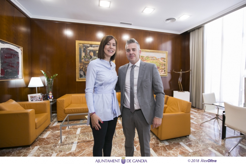 El presidente de FAES, Miguel Todolí, es recibido por la alcaldesa de Gandia