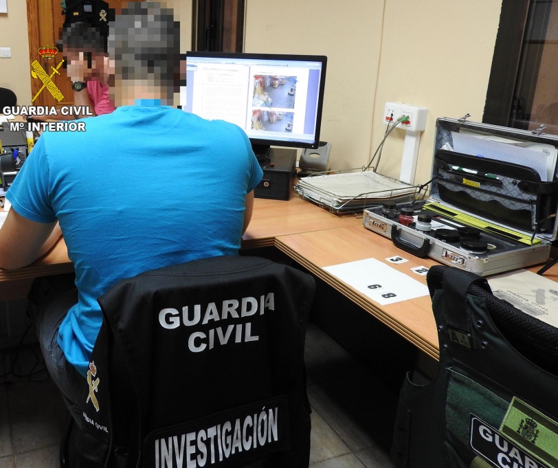 Detenidos en Simat tras robar a 142 personas diversos objetos de 16 garajes