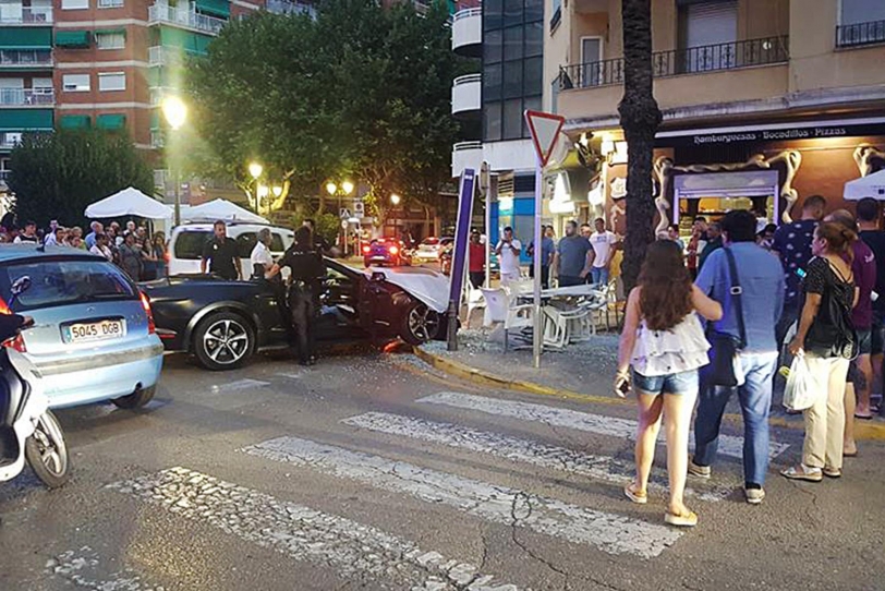 Un coche se empotra contra un ''mupi'' en plena plaza de Crist Rei en Gandia