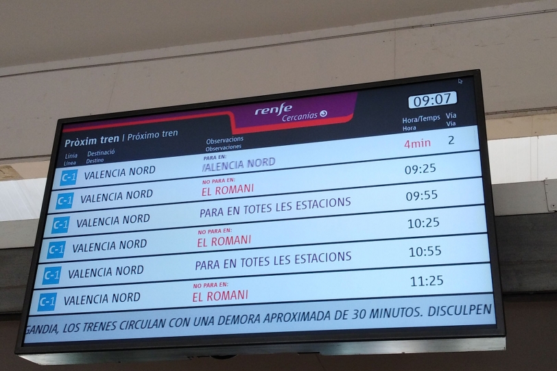 Los trenes Gandia-València se retrasan media hora por una avería en la vía