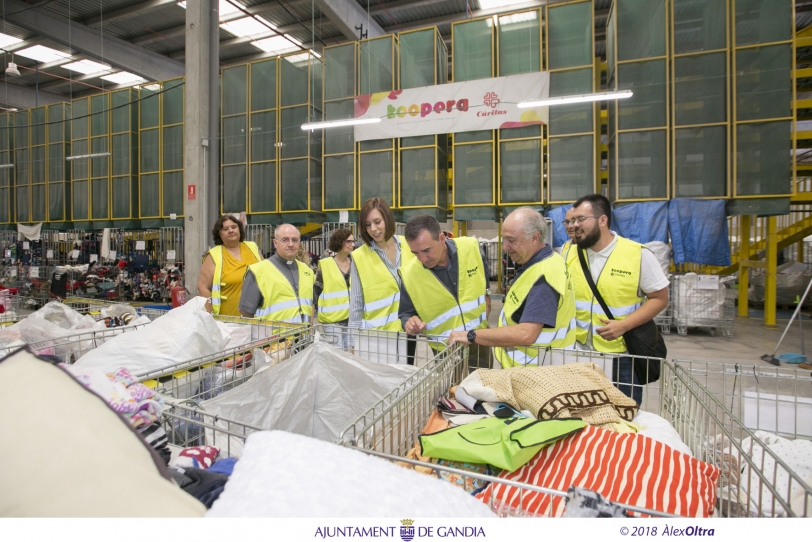 Hay contenedores de vidrio o plástico pero también de ropa para Cáritas