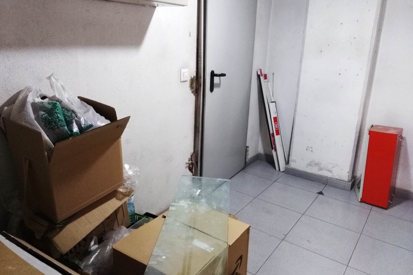 Un hombre roba varios miles de euros y causa daños en el parking del Prado