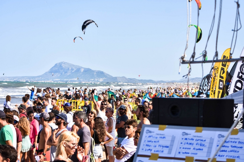 Las playas de Oliva acogen este fin de semana la Copa de España de Kitesurf
