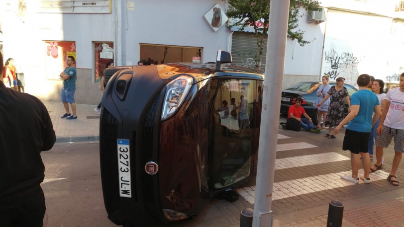 Espectacular vuelco de un vehículo al cochar con otro en una calle de Gandia