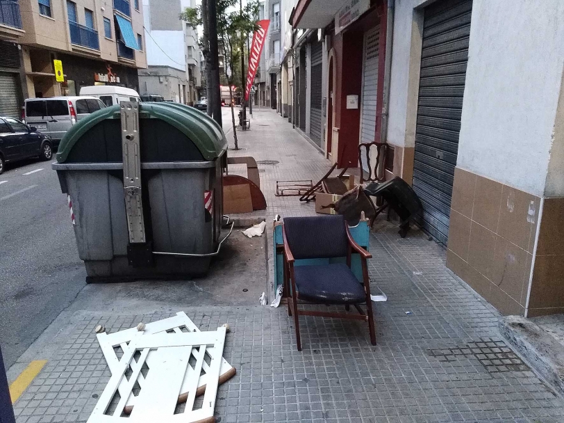 Algunos cerdos en Gandia obligan al peatón a sortear basura para poder andar