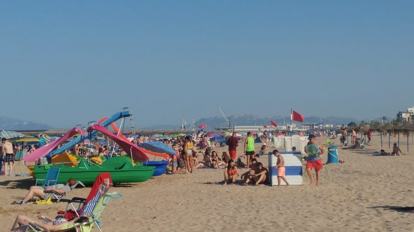 La carabela portuguesa obliga a cerrar la playa de Gandia por prevención