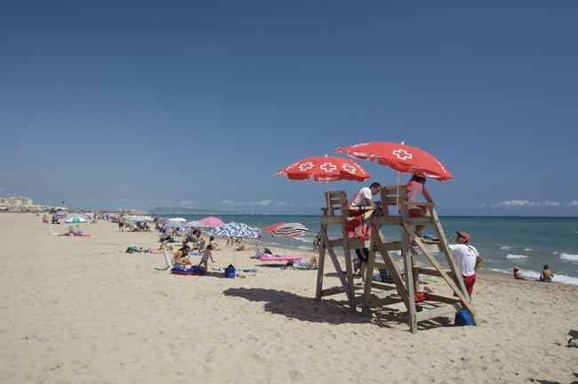 Rescatan a un hombre de 70 años en la Playa de Gandia