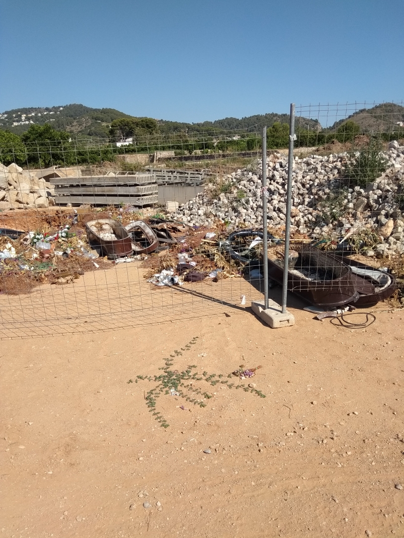 El PSOE de Oliva denuncia el abandono de ataúdes al lado del cementerio