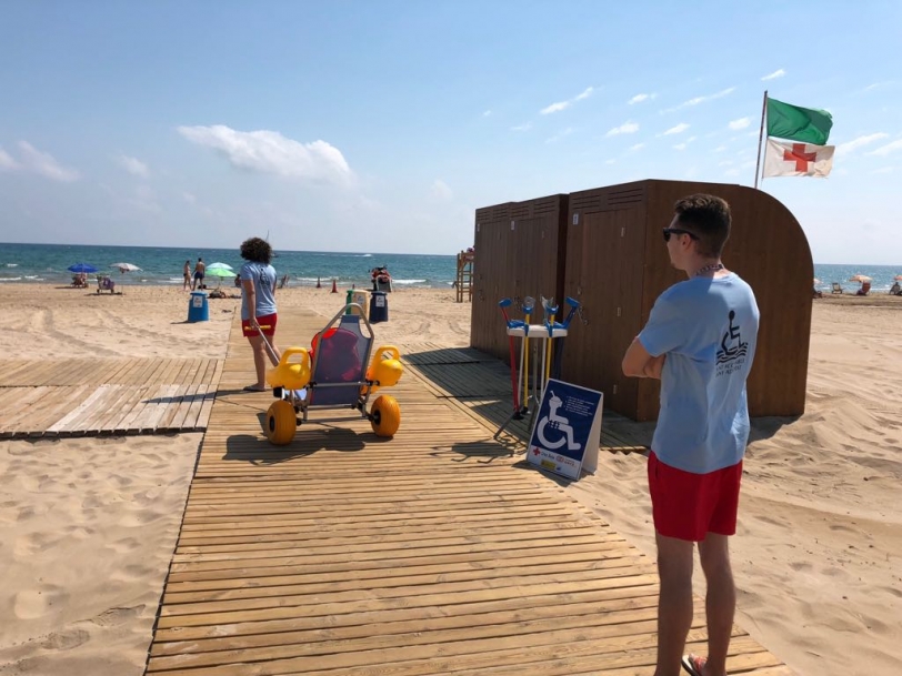 Se incrementan los servicios de playa adaptada en Oliva