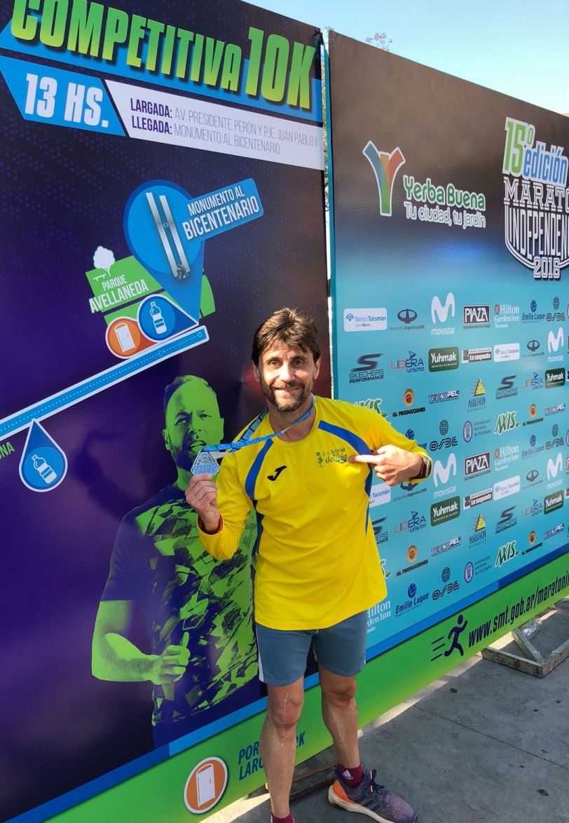 José Vicente Mocholí finaliza un 10K en la ciudad argentina de Yerba Buena