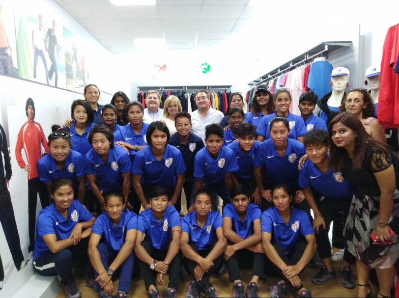 La selección nacional de fútbol femenino de la India visita Sanmateu