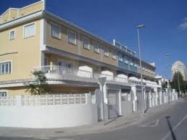 Practican un butrón y desvalijan un chalé en Kentucky-Playa de Gandia