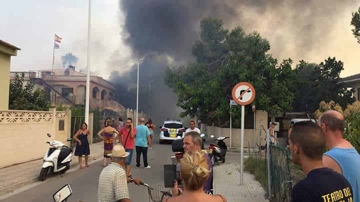 Una mujer atendida tras un incendio en Marenys de Rafalcaid