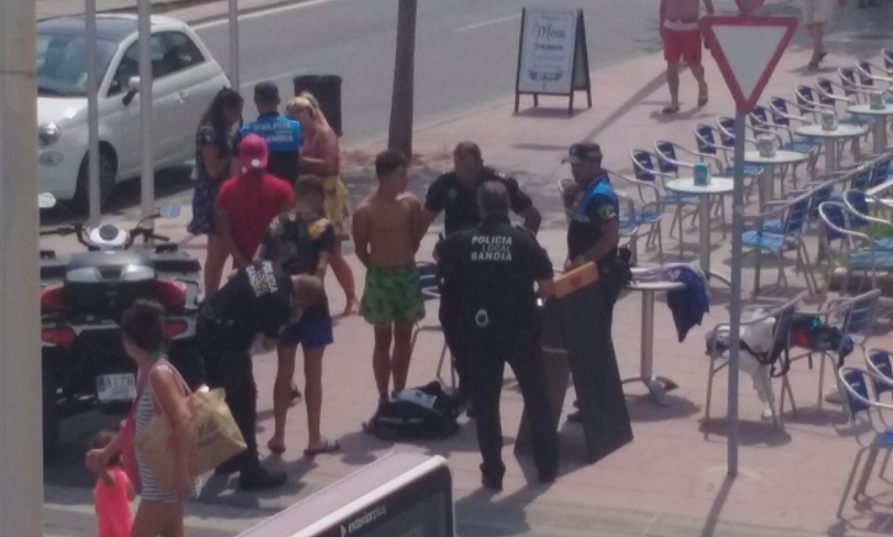 Detenidos por la Policía Local en la playa de Gandia por hurtos al descuido