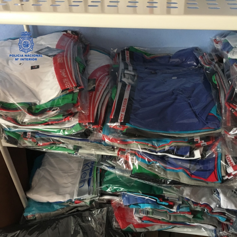 Detenidos en Gandia tres top manta con 700 prendas falsificadas y 400 euros