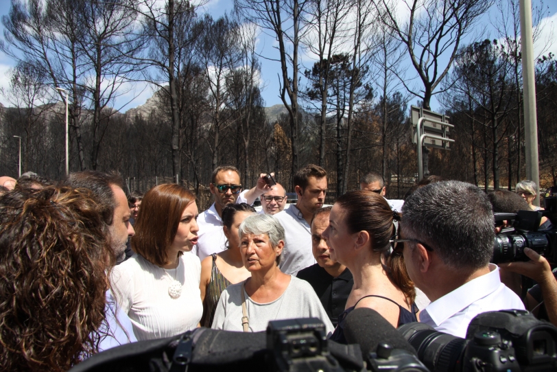 Lío con el Ministro: Vecinos plantan cara a los políticos por el incendio