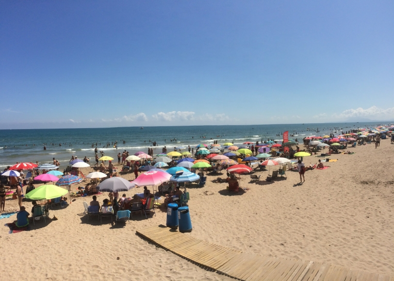 Daimús, al máximo de ocupación con 15.000 turistas en la playa