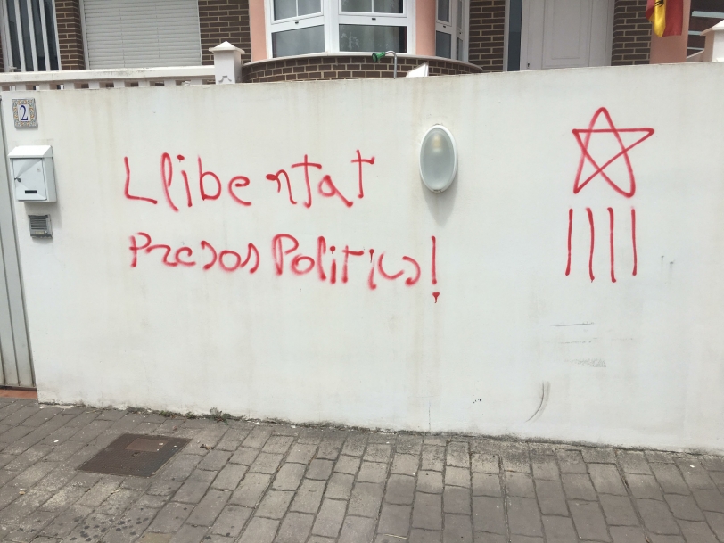 Un gandiense denuncia ataques con pintadas independentistas en su vivienda