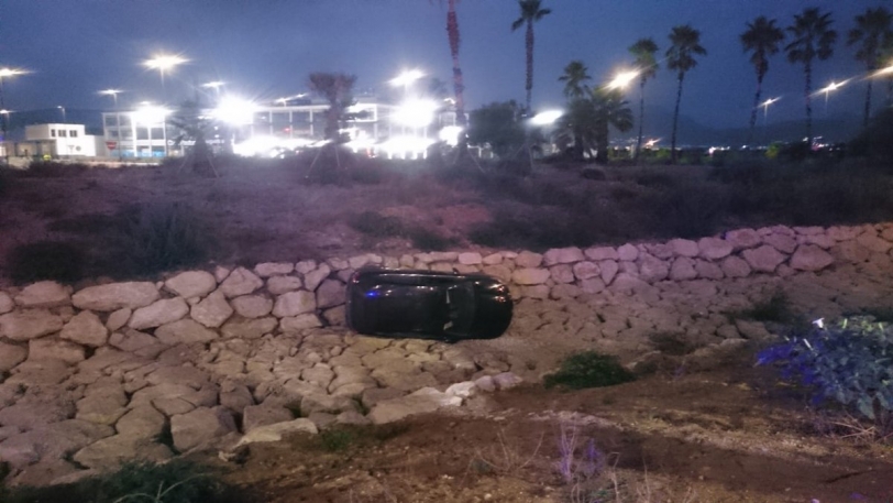 Dos heridos tras volcar un vehículo y caer por un terraplén en Gandia