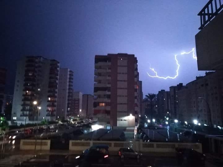 Las redes se llenan con impresionantes relámpagos caídos ayer en Gandia