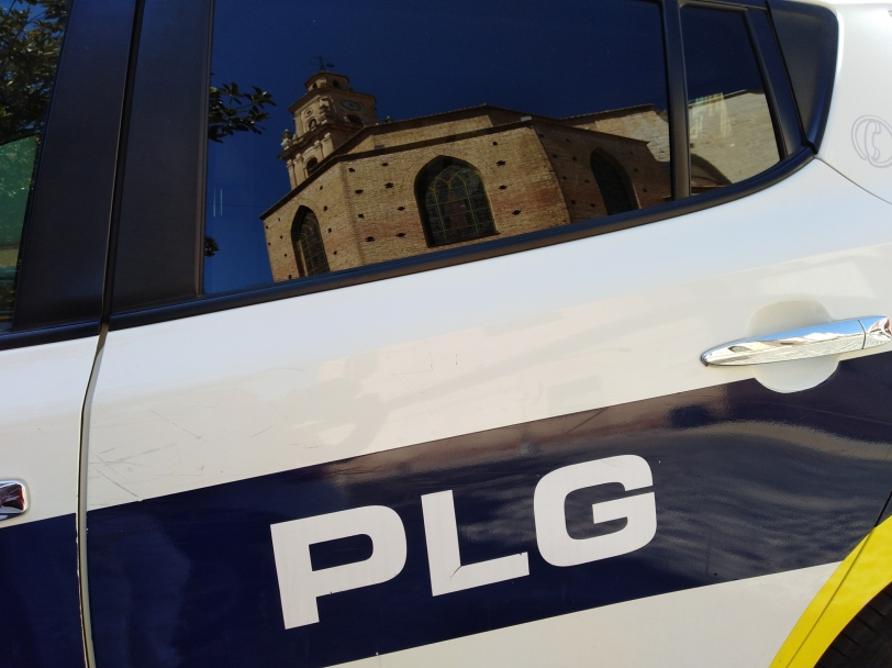 Estaba inconsciente y dos personas le roban el teléfono móvil en Gandia