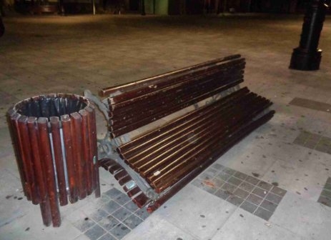 La Policía Local denuncia y reclamará los gastos a quien dañe el mobiliario