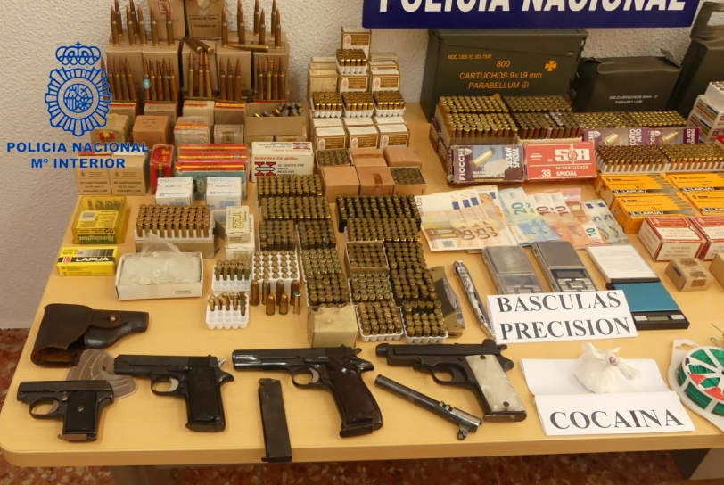 La Policía detiene a un padre y a su hijo con un arsenal de armas en Gandia