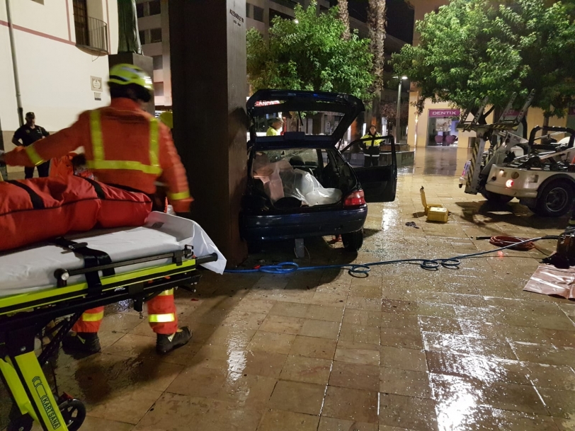 Dos heridos al chocar su coche contra el Papa Alexandre VI