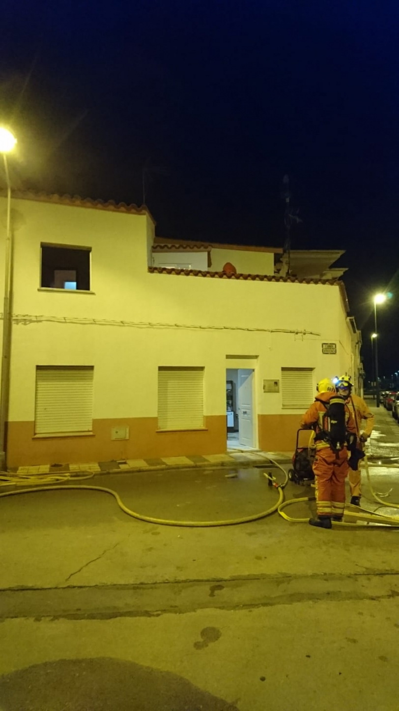 Una persona con quemaduras tras un  incendio en una casa de Oliva