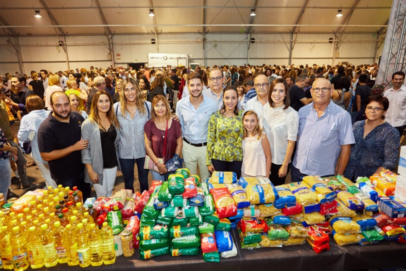 Familias en riesgo de exclusión reciben alimentos de las Fallas y Cáritas