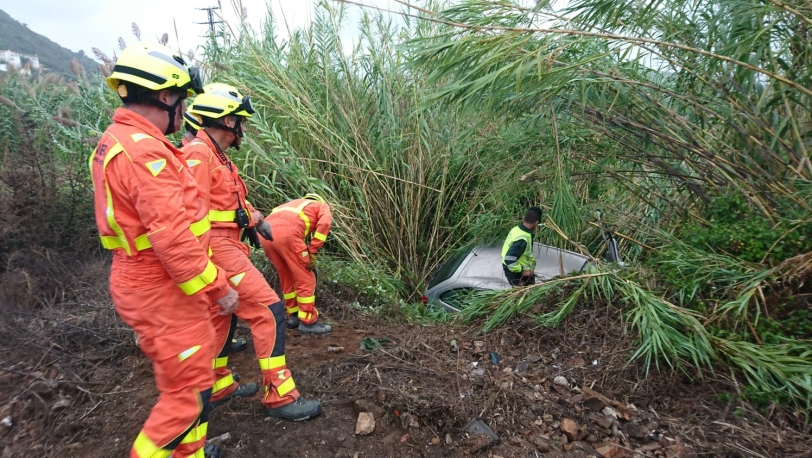 Atrapado tras volcar su coche en un cañar de la carretera de La Font a Oliva