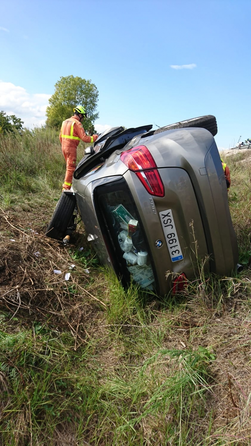 Una mujer herida y atrapada tras volcar su coche en la autopista AP-7