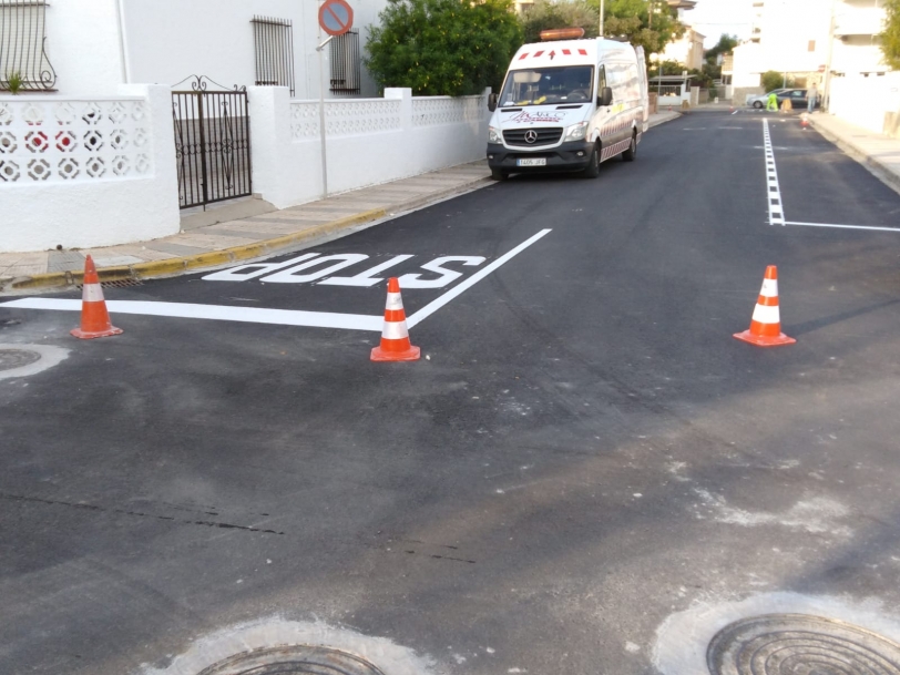 Reasfaltada la calle Cavallet de Mar y obras de mejora en Oliva