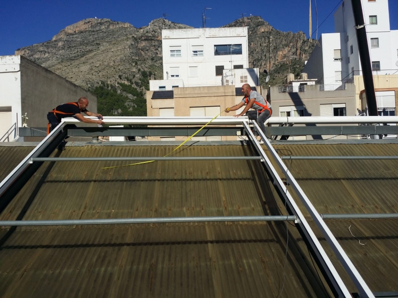 El Ayuntamiento de Tavernes repone los toldos del mercado municipal