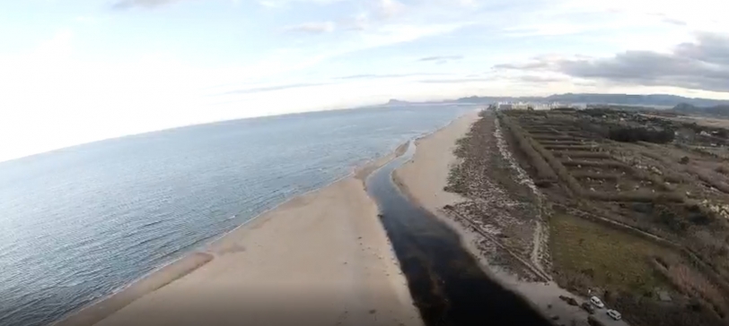 A vista de dron: La artificial desembocadura del Vaca hace unas horas