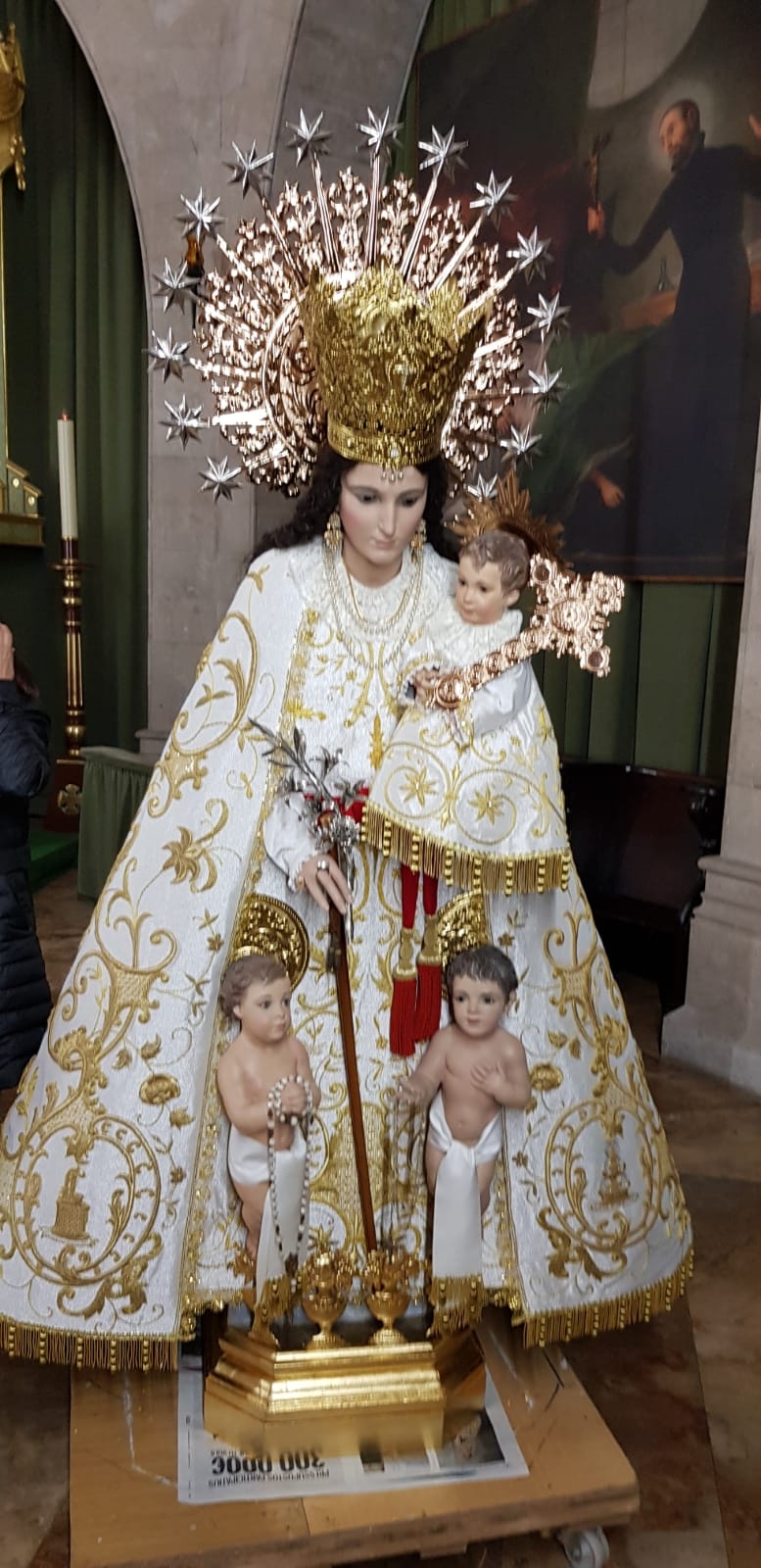 El nuevo manto restaurado de la Geperudeta será bendecido mañana sábado
