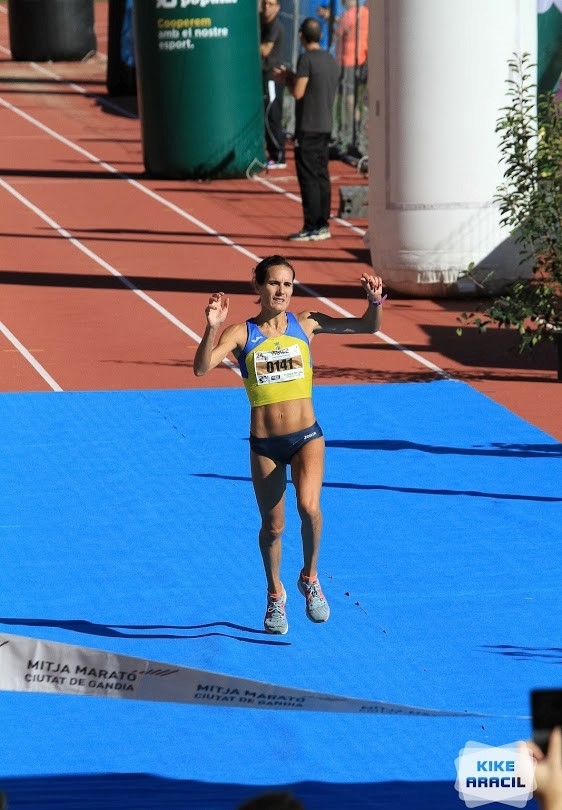 Neus Mas, del club de Atletismo Safor Delikia Sport gana la Media Maratón 