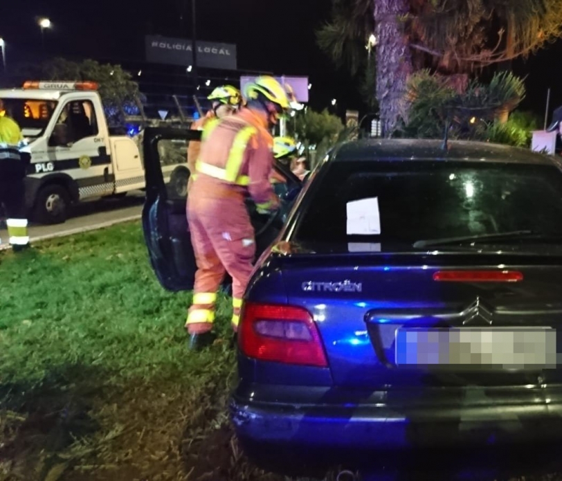 Una mujer choca contra un árbol en Gandia tras conducir ebria y drogada