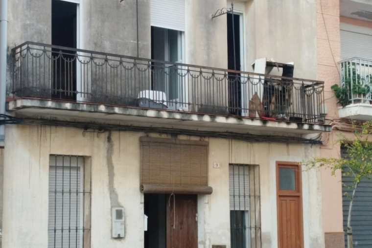 Un incendio en la avenida del Raval moviliza a Policía y Bomberos en Gandia