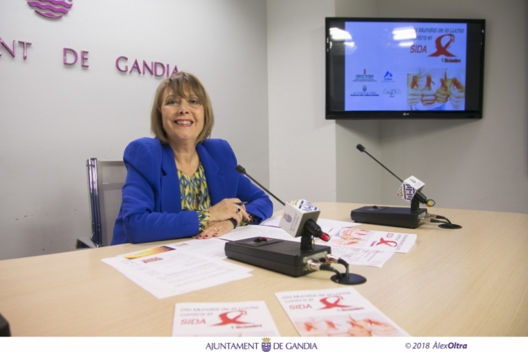 Gandia cuelga un lazo rojo para conmemorar la lucha contra el SIDA