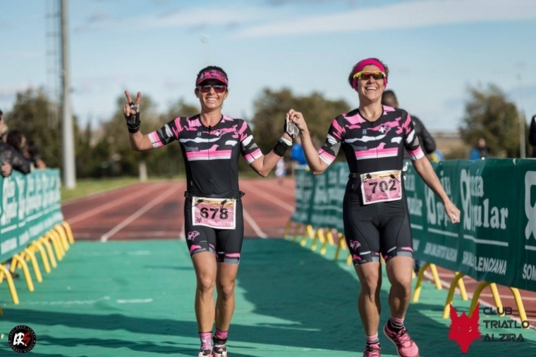 Las atletas del CD Masktri participaron en el duatlón de Alzira