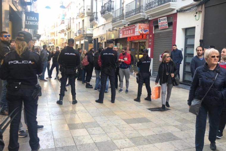 La Policía protege a Vox en Gandia ante la actitud de un grupo de jóvenes
