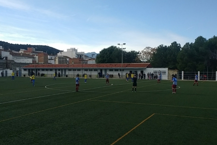 El CF Gandia gana al CE Conde y continúa en la lucha por el ascenso
