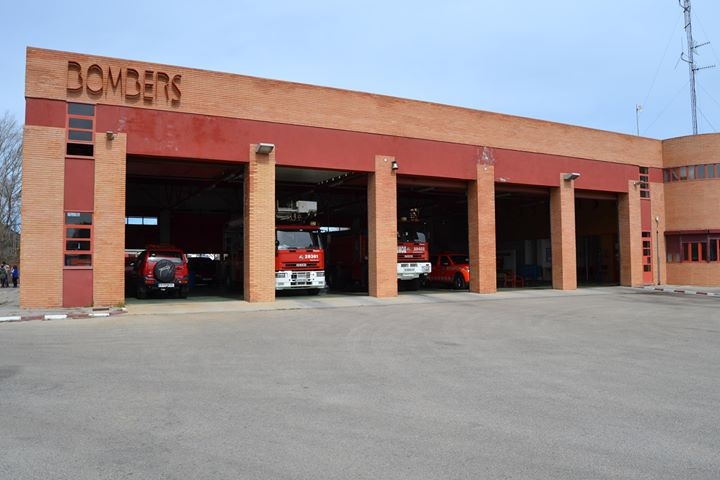 Tres policías atendidos por inhalación de humo en un incendio en un piso