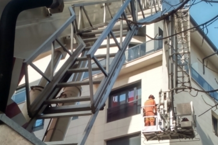 Bomberos liberan la mano atrapada de un niño de 4 años en Gandia