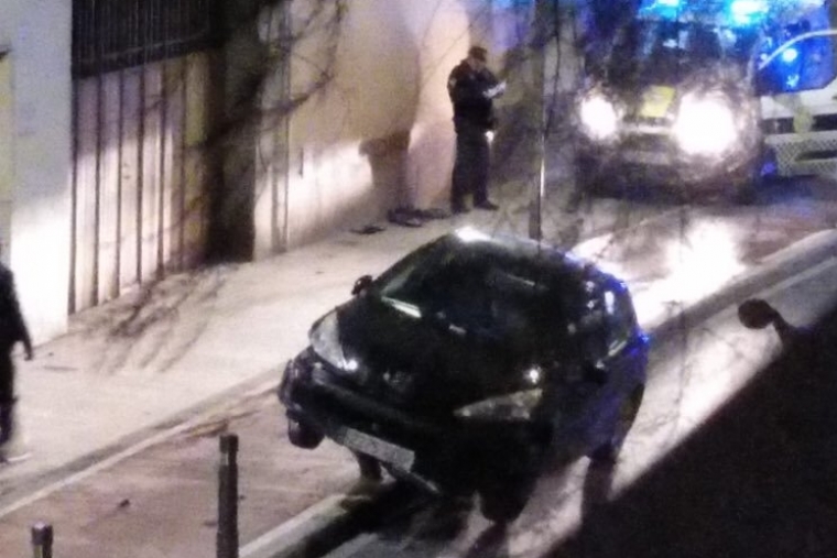 Un conductor borracho por Gandia eleva su coche por encima de los pivotes