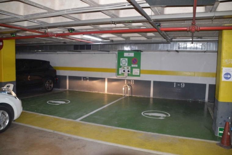 El aparcamiento subterráneo del Prado cuenta con 2 puntos de carga eléctrica