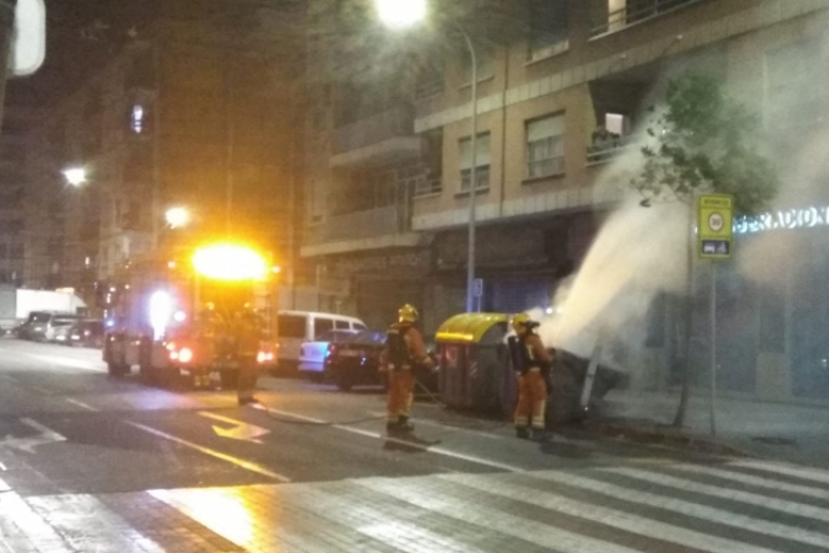 Bomberos sofocan el incendio de un contenedor anoche en Gandia