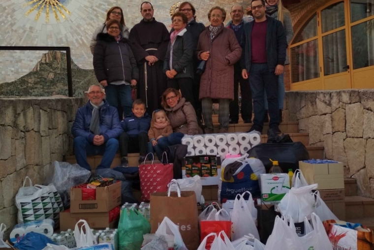 La Santísima Cruz entrega los productos de la campaña Navidad Solidaria