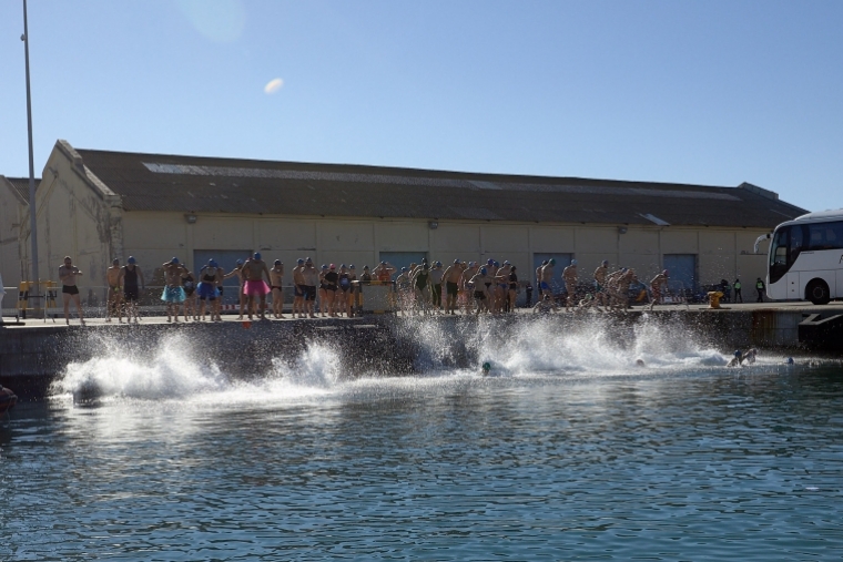 Disfraces y natación en la XVIII Travesía de Invierno en el Puerto de Gandia